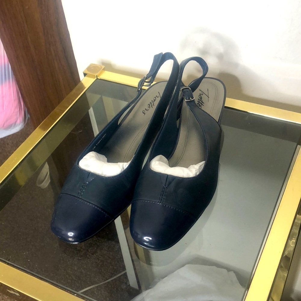Trotters women’s deep blue slingback kitten heel size 7